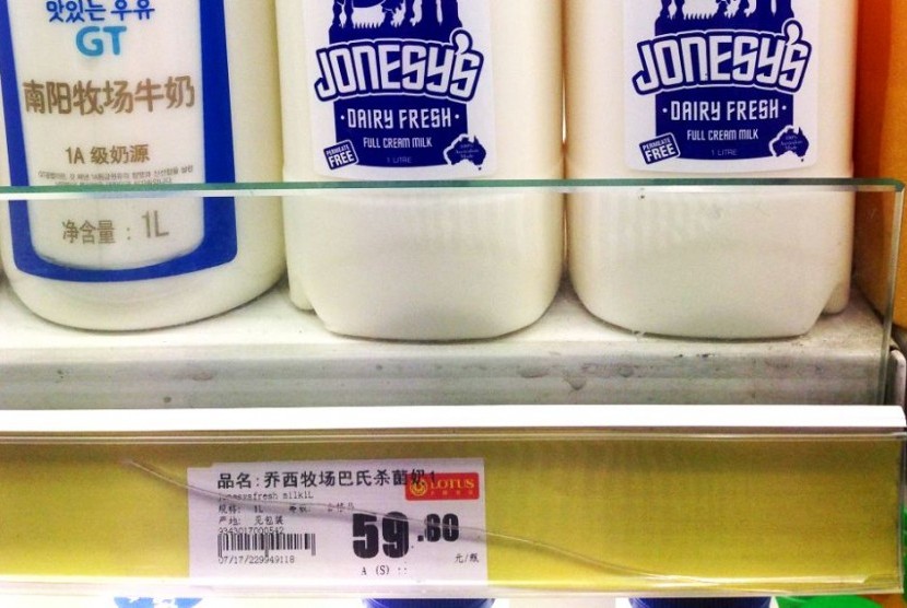 Susu segar Australia dijual setara Rp 150 ribu per liter di supermarket Cina.