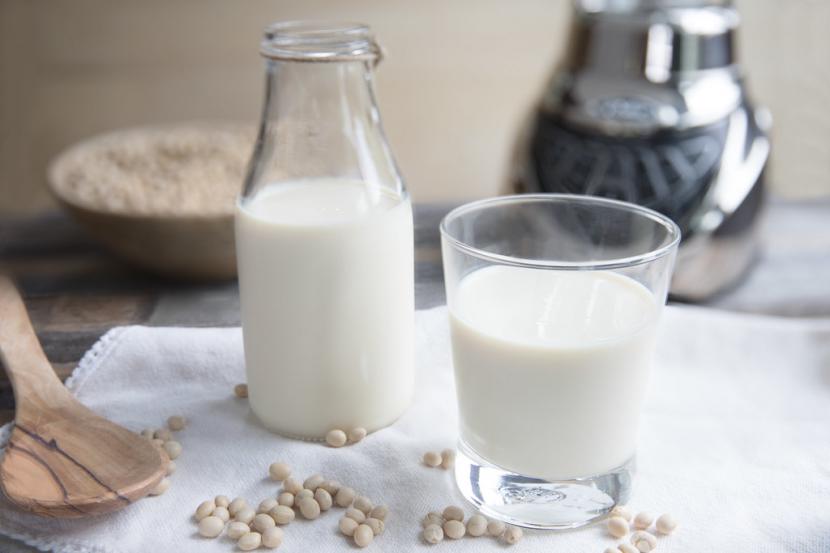 Susu (ilustrasi). Milk Cleanse yang mengandalkan konsumsi susu plus suplemen digadang bisa atasi brain fog.