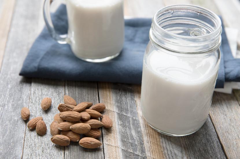 Susu almond (Ilustrasi). Mengonsumsi jenis susu yang tepat bisa membantu menurunkan kadar kolesterol yang tinggi.