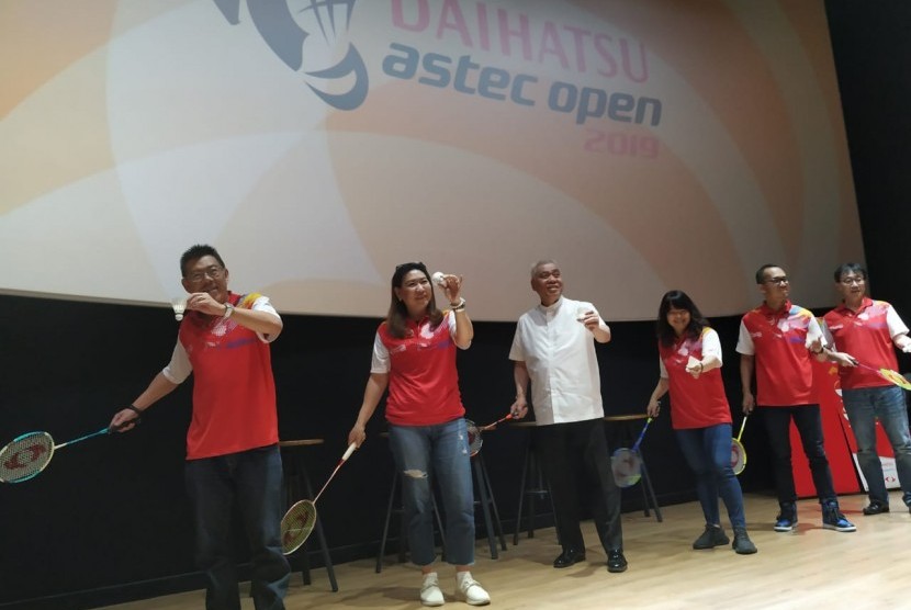 Susy Susanti (dua kiri), Alex Tirta (tiga kiri) saat jumpa pers Daihatsu Astec Open 2019, Kamis (7/11) di Jakarta. 