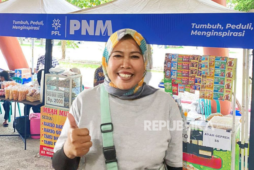 Sutipah, nasabah PNM Mekaar sejak 2016 yang terpilih untuk mengikuti bazaar UMKM PFL 2025 di Solo.