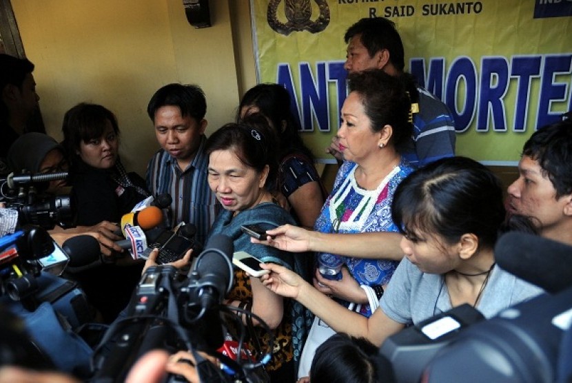 Sutje Rompas (center), mother of one Sukhoi's crash victims, arrives at Said Sukanto National Police Hospital in Kramat Jati, Jakarta, on Thursday.  