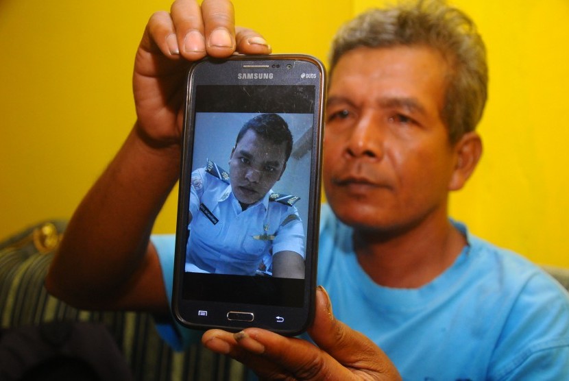 Sutomo (49) menunjukan foto putranya Bayu Oktavianto yang merupakan warga negara Indonesia (WNI) yang disandera di Filipina di Miliran, Delanggu, Klaten, Jawa Tengah, Selasa (29/3).