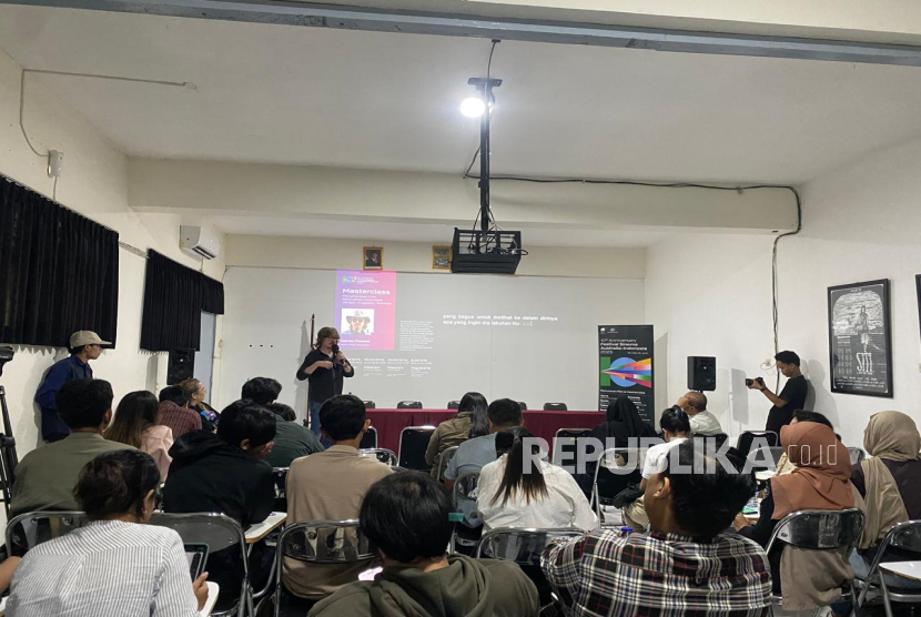 Sutradara asal Australia Adrian Powers memberi materi pada acara Masterclass: Menghasilkan Film Berkualitas Hollywood dengan Anggaran Terbatas di Akademi Film Yogyakarta, Senin (2/6/2025). 