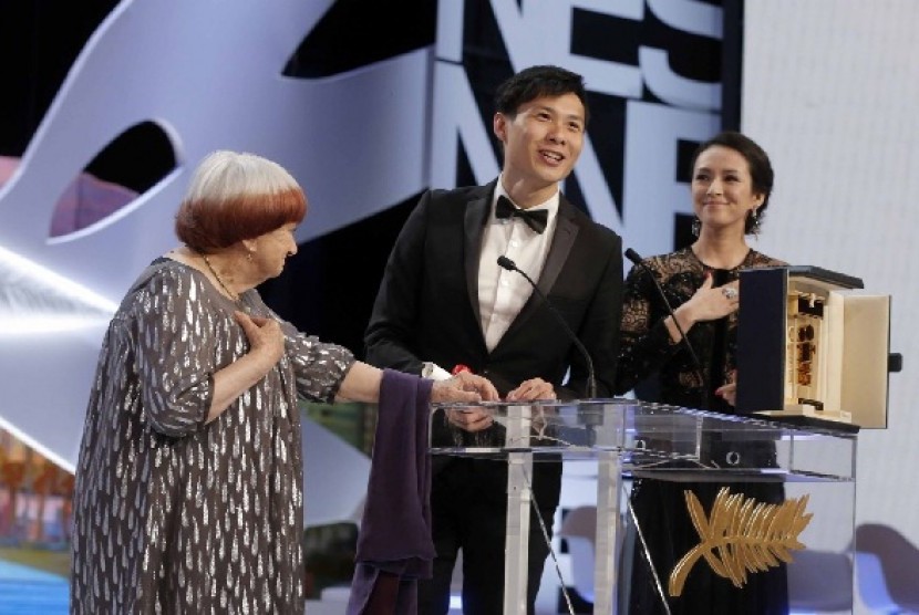 Sutradara asal Singapura Anthony Chen saat menerima penghargaan Camera d'Or di festival film Cannes