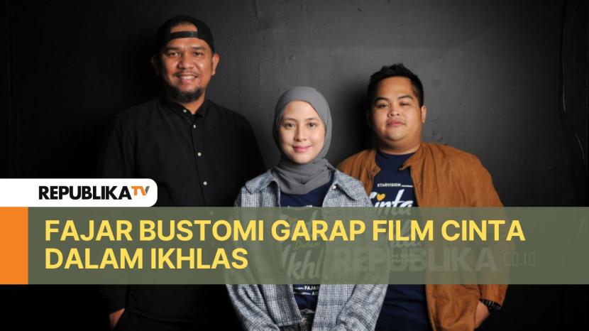 Sutradara dalam film Cinta dalam Ikhlas Fajar Bustomi (kiri) bersama aktris Adhisty Zara (tengah) dan aktor Alif Rivelino (kanan) saat berkunjung ke kantor Republika, Jakarta, Kamis (24/10/2024). Film Cinta dalm Ikhlas garapan sutradara Fajar Bustomi tersebut merupakan adaptasi dari novel berjudul Cinta dalam Ikhlas karya Abay Aditya yang akan tayang di bioskop pada 28 november 2024 mendatang yang perankan oleh Adhisty Zara sebagai Ara, Abun sungkar sebagai Athar dan Alif Rivelino sebagai Mamat.