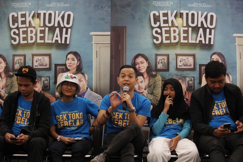 Sutradara dan pemain film Cek Toko Sebelah Ernest Prakasa (tengah) bersama Abdul Aziz (kiri), Aci Resti (kedua kiri), Arafah Rianti (kedua kanan) dan Andi Wijaya (kanan) menjawab pertanyaan pengunjung saat Meet and Greet di Surabaya, Jawa Timur, Minggu (25