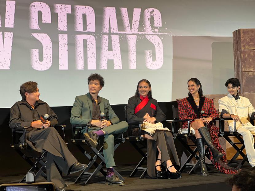 Sutradara dan pemain film The Shadow Strays. Dari kiri ke kanan: Adipati Dolken, Timo Tjahjanto, Aurora Ribero, dan Hana Malasan saat konferensi pers di XXI Epicentrum Jakarta, Selasa (15/10/2024).