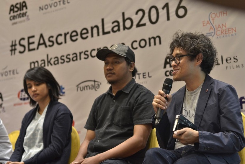 Sutradara dan penggagas SEAScreen Academy, Riri Riza (kanan) memberikan penjelasan mengenai program SEAScreenLab 2016 , Makassar, Sulawesi Selatan, Kamis (11/8). 
