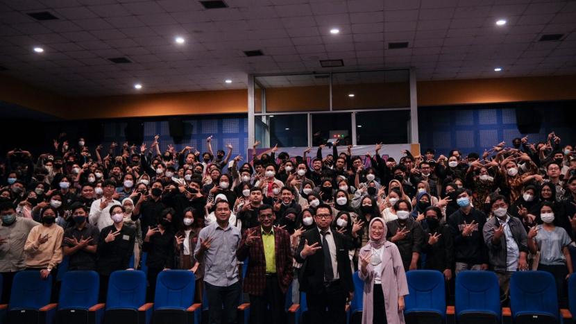 Sutradara dan penulis naskah film dari Malaysia, Dato Razak Mohaideen, menghadiri seminar internasional Visiting Professor Movie Directing & Screenwriting beberapa waktu lalu. Razak berbagi pengalaman ke mahasiswa-mahasiswi Universitas Amikom Yogyakarta.