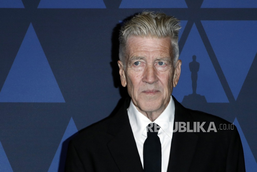 Sutradara David Lynch. Sutradara David Lynch dilaporkan meninggal dunia setelah kesehatannya memburuk akibat kebakaran hutan dahsyat yang terjadi di Los Angeles, AS.