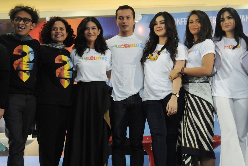 Para pemeran 'Ada Apa Dengan Cinta?' memiliki penilaian berbeda terhadap Nicholas (Foto: Sutradara film Ada Apa Dengan Cinta (AADC) 2 Riri Riza, produser Mira Lesmana, pemeran Cinta Dian Sastrowardyo, pemeran Rangga Nicholas Saputra, pemeran Mili Sissy Priscila, pemeran Carmen Adinia Wirasti, dan pemeran Maura Titi Kamal)