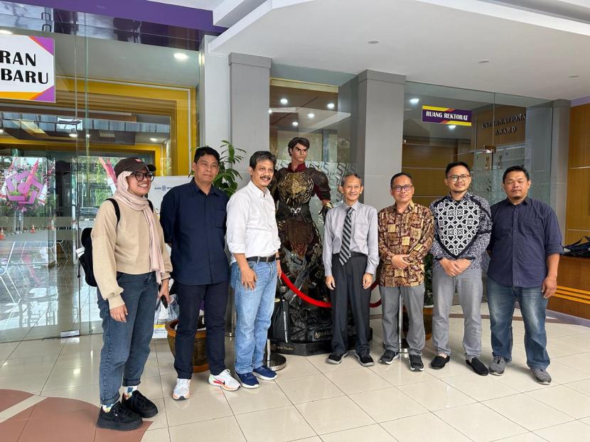 Sutradara Film Ajisaka: The King and The Flower of Life sekaligus Rektor Universitas Amikom Yogyakarta, M. Suyanto (keempat dari kanan) berfoto bersama tim dari Republika di Universitas Amikom Yogyakarta, Senin (29/7/2024).