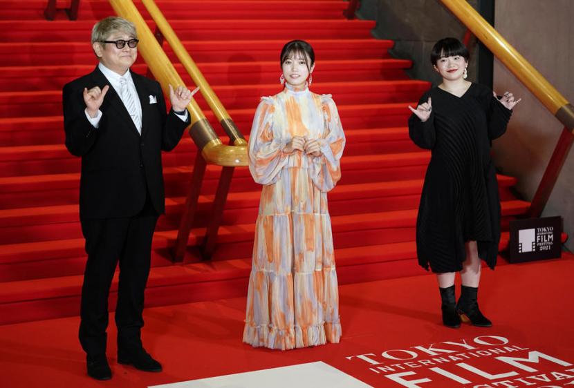 Sutradara film Jepang Seiji Mizushima (kiri), aktris Karen Miyama (tengah), dan aktris Miu Tomita (kanan) berpose di karpet merah menjelang upacara pembukaan Tokyo International Film Festival, di Tokyo, Jepang, 30 October 2021. Gelaran tahun ini akan diadakan pada 24 Oktober-2 November 2022. 