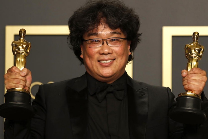 Sutradara film Parasite Bong Joon-ho berpose dengan Piala Oscar. Dia disambut meriah setibanya di bandara Incheon, Korea Selatan, Ahad. 