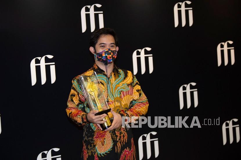 Sutradara film Prognosis, Ryan Adriandhy berpose usai memenangkan Film Animasi Pendek Terbaik Festival Film Indonesia (FFI) 2020 di Jakarta, Sabtu (5/12/2020).