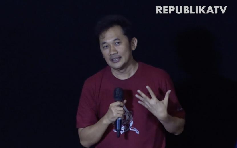 Sutradara film Satria Dewa Gatotkaca Hanung Bramantyo. Cara Hanung Bramantyo mengenalkan pahlawan super lokal pada anak melalui film.