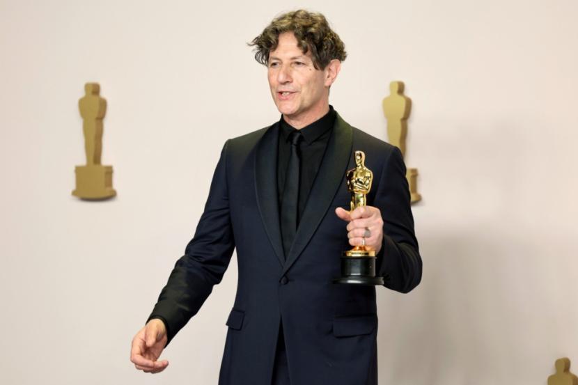 Sutradara film The Zone of Interest, Jonathan Glazer, saat menghadiri Academy Awards 2024. Dalam pidato kemenangannya, dia menyuarakan soal konflik Israel-Palestina.