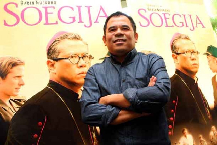  Sutradara Garin Nugroho berdiri di depan poster film 