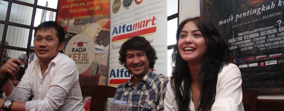 Sutradara Hanung Baramntyo (kiri), aktor Agus Kuncoro (tengah) dan aktris Revalina S Temat (kanan) saat menghadiri jumpa pers film yang berjudul 