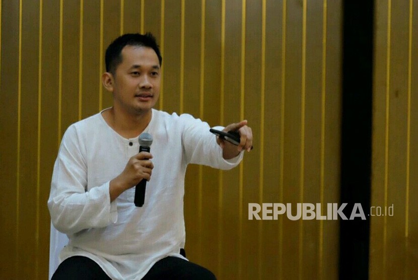 Sutradara Hanung Bramantyo saat mengisi kuliah umum di Auditorium  Universitas Negeri Yogyakarta (UNY), Selasa (16/10).