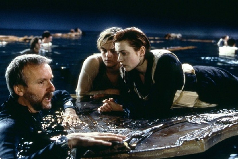 Sutradara James Cameron dengan Leonardo DiCaprio dan Kate Winslet di lokasi syuting film Titanic. 
