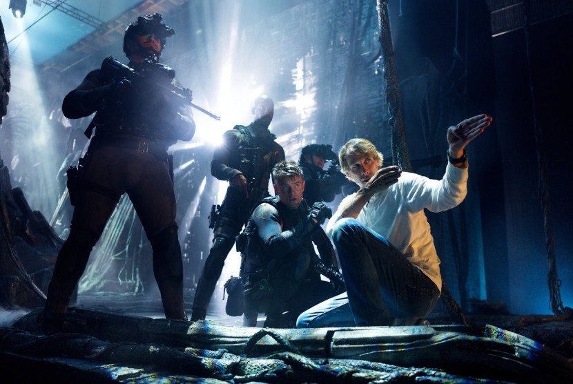 Sutradara Michael Bay mengarahkan pemain 14 Penulis Tuangkan Ide untuk Transformers: The Last Knight.