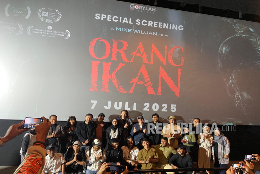 Sutradara Mike Wiluan bersama kru film Orang Ikan dalam konferensi pers seusai screening di CGV Grand Indonesia, Senin (7/7/2025).. 