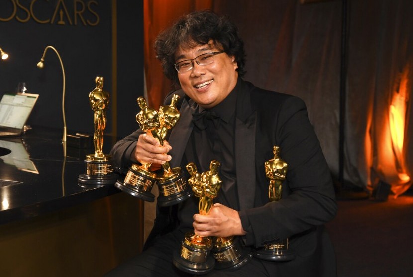  Sutradara Parasite Bong Joon-ho memegang piala Oscar. Parasite memenangkan empat kategori di ajang Oscar, Senin (10/2), di Dolby Theater, Los Angeles. 