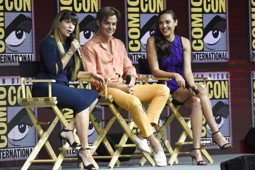 Sutradara Patty Jenkins (kiri), aktor Chris Pine (tengah), dan Gal Gadot di acara Comic Con membahas film kedua Wonder Woman 1984.