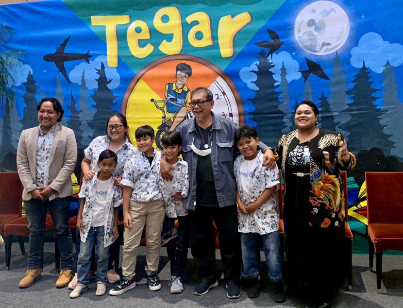 Sutradara, produser, dan para pemain film Tegar, dalam gala premiere yang digelar di XXI Epicentrum Jakarta, Jumat (18/11/2022)