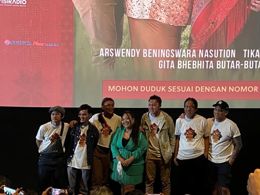 Sutradara, produser, dan pemain film Ngeri Ngeri Sedap dalam acara press conference di Epicentrum XXI, Jakarta Selatan, Rabu (25/5). 