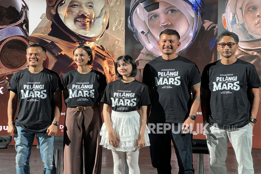 Sutradara, produser, dan pemain utama film Pelangi di Mars saat konferensi pers cast reveal di Jakarta pada Kamis (17/7/2025).