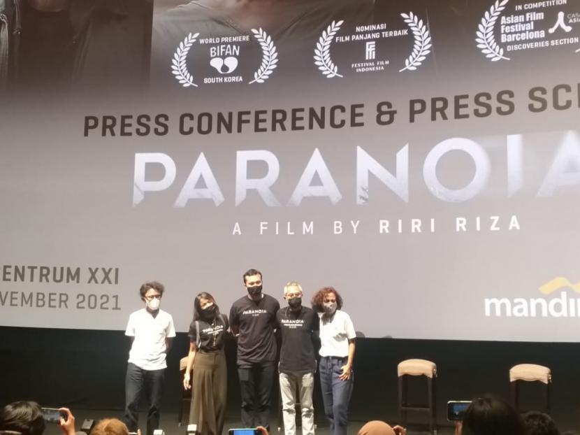 Sutradara Riri Riza, Produser Mira Lesmana, dan beberapa cast film Paranoia saat konferensi pers di Epicentrum XXI, Kamis (4/11). 
