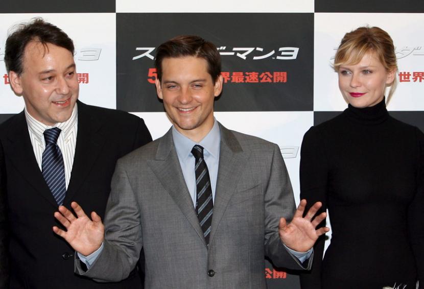 Sutradara Sam Raimi (kiri) bersama aktor Tobey Maguire (tengah) dan aktris Kirsten Dunst saat konferensi pers premier dunia Spider-Man 3 di Tokyo, Jepang, pada 17 April 2007. Raimi mengaku sebetulnya ia bukan pilihan utama bos Sony untuk mengarahkan Spider-Man.