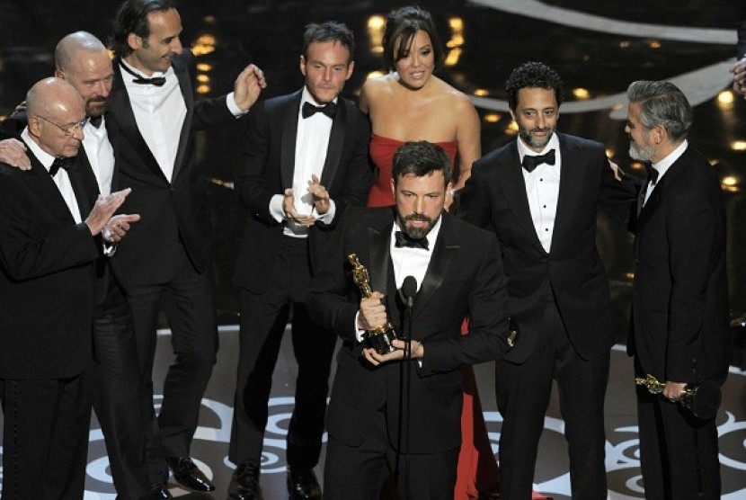 Sutradara sekaligus produser Ben Affleck (tengah) menerima penghargaan untuk kategori Film Terbaik lewat film Argo di ajang Academy Awards ke-85.