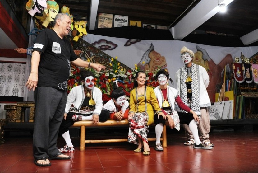 Sutradara Teater Koma Nano Riantiarno tengah mengarahkan para lakon dalam persiapan pementasan lakon 'Semar Gugat'