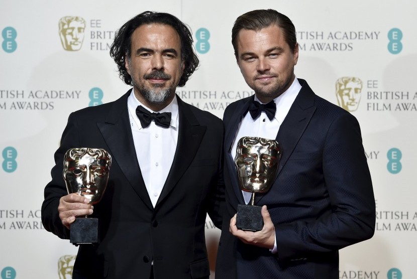 Sutradara The Revenant Alejandro Inarritu dan Leonardo DiCaprio meraih piala BAFTA untuk peran mereka di film The Revenant.