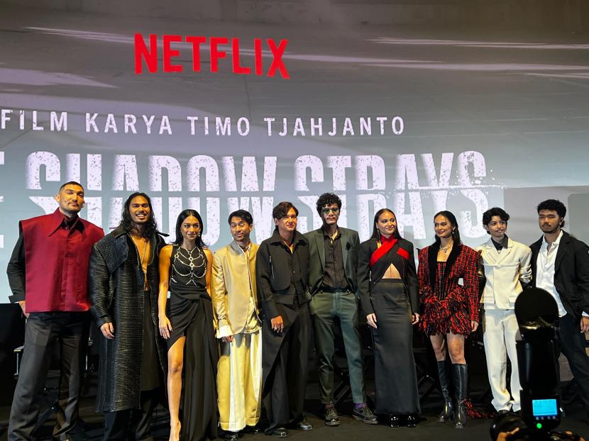 Sutradara Timo Tjahjanto dan para pemain film The Shadow Stray saat konferensi pers di XXI Epicentrum Jakarta pada Selasa (15/10/2024).