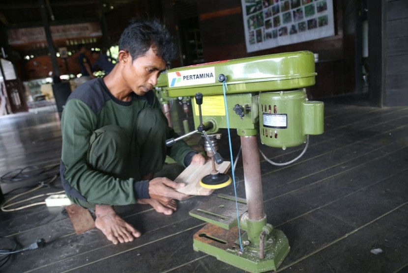  Suvenir berupa ukiran kayu, ukiran batok kelapa dan anyaman rotan menarik khas  desa wisata Hutan Lindung Sungai Wain (HLSW) di Km 15 Balikpapan. 