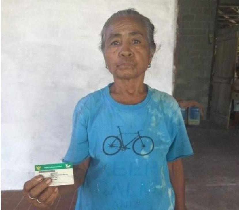 Suwarni (58 tahun) peserta Program Jaminan Kesehatan Nasional- Kartu Indonesia Sehat (JKN-KIS) segmen Penerima Bantuan Iuran (PBI) sudah lebih dari setahun menderita hipertensi merasakan manfaat JKN-KIS.