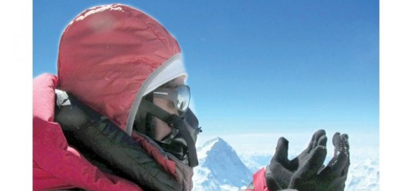 Suzanne Al-Houby berdoa di Puncak Everest setelah mendaki selama 51 hari.