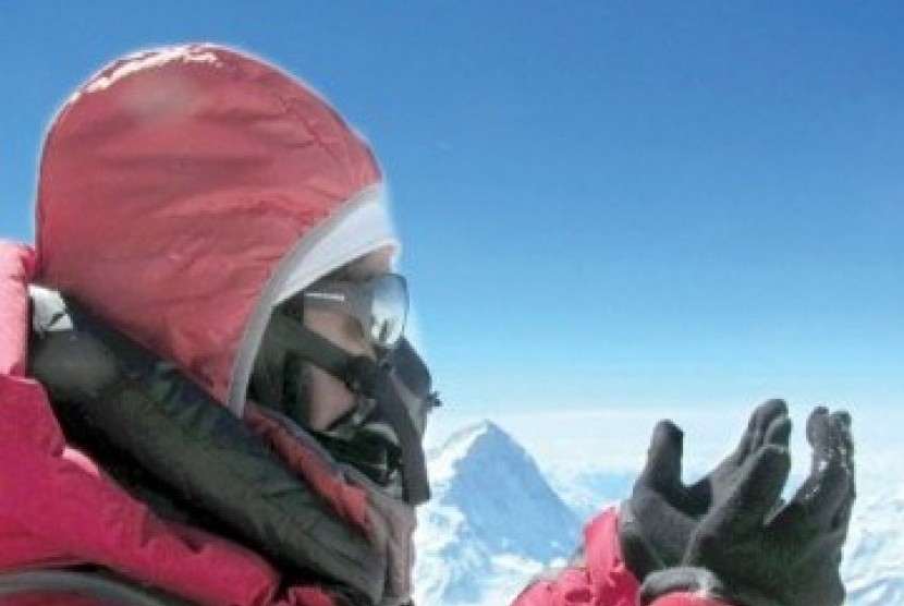 Suzanne Al-Houby berdoa di Puncak Everest setelah mendaki selama 51 hari.
