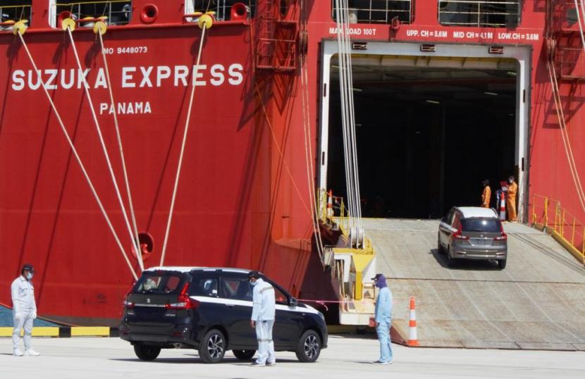 Kegiatan ekspor mobil lewat Pelabuhan Patimban (ilustrasi).