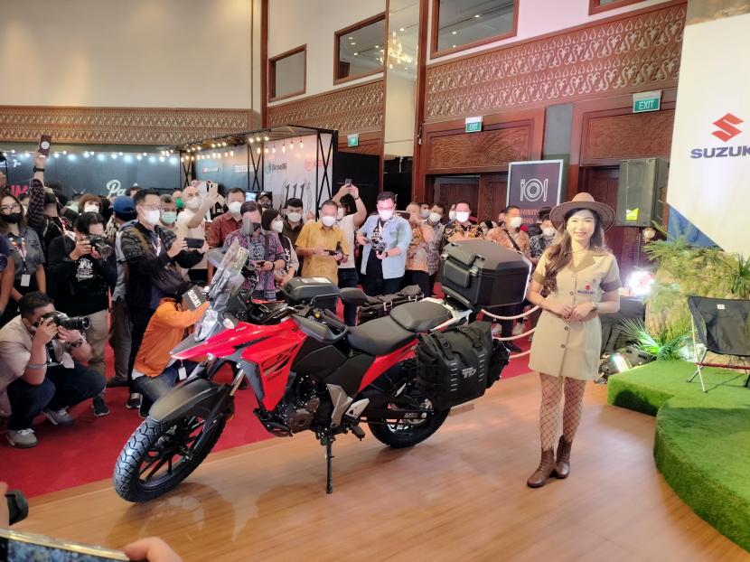 Selama Indonesia Motorcycle Show (IMOS) 2023, pengunjung akan dimanjakan dengan 5 unit sepeda motor unggulan dari Suzuki di antaranya V-Strom 250 SX serta GIXXER SF 250. 
