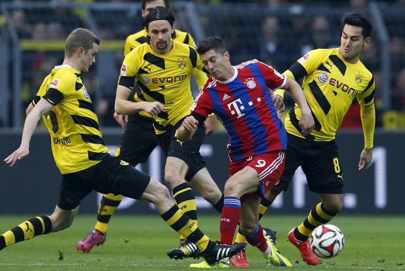 Sven Bender, Neven Subtoic and Ilkay Guendogan (L-R) of Borussia Dortmund tackle Robert Lewandowski (C) during their German first division Bundesliga soccer match in Dortmund April 4, 2015. 