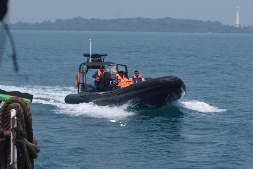 SVP HSSE Korporat Pertamina, Lelin Eprianto (Kedua Kiri), bersama Dirpolairud Korpolairud Baharkam Polri, Brigjen Pol Lotharia Latif (Kiri) saat melakukan peninjauan di salah satu pulau di Kepulauan Seribu, Jakarta, pada Kamis (15/8).