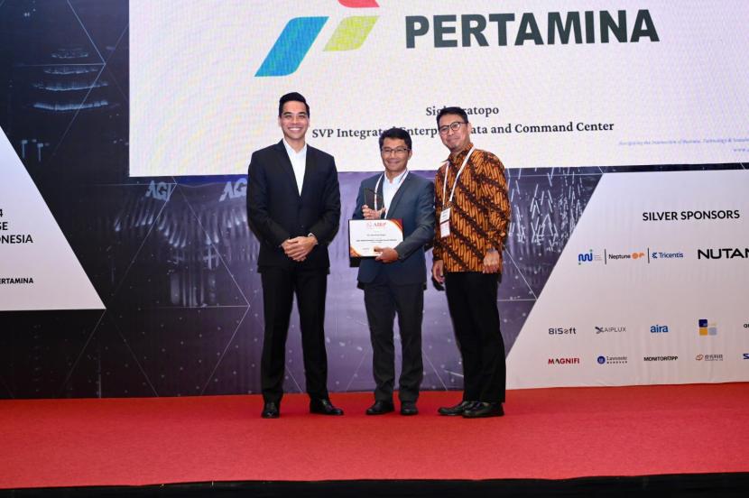 SVP Integrated Enterprise Data and Command Center Pertamina Sigit Pratopo mewakili Pertamina menerima 2024 ASEAN Enterprise Innovation Award Indonesia saat acara AIBP Conference and Exhibition yang diselenggarakan di Ballroom Ritz Carlton Mega Kuningan, Jakarta, Selasa (6/8/2024).