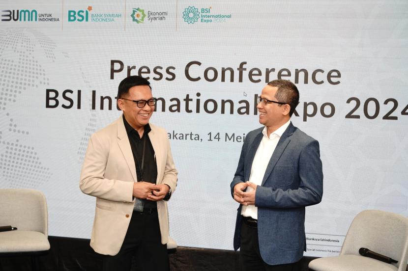 SVP Marketing Communication BSI Kemas Erwan Husainy (kiri) dan SVP Corporate Secretary & Communication BSI Wisnu Sunandar (kanan) saat konferensi pers BSI International Expo 2024 di Kantor Pusat BSI, The Tower Jakarta, Selasa (14/05).