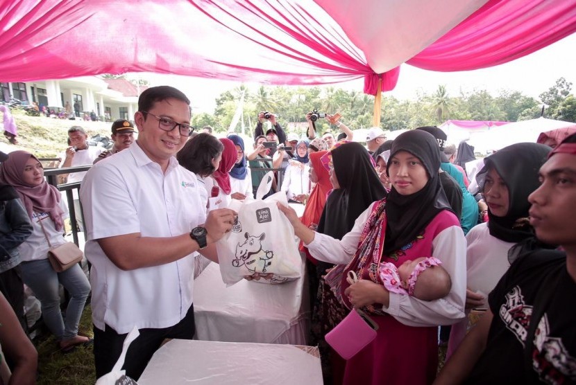 SVP Umum dan PKBL Pupuk Indonesia (tengah baju putih), Yana Nurachman tengah melayani masyarakat di Pasar Murah Pupuk Indonesia di Ciamis, Selasa (2/4).